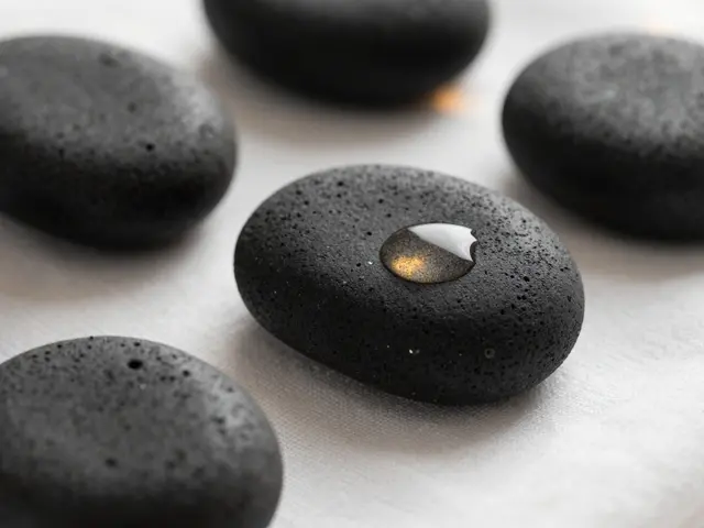 Masáž lávovými kameny: Průvodce horkými kameny pro hloubkovou relaxaci