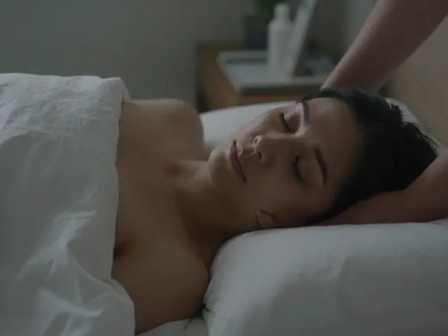 Aromaterapeutická masáž: Jak éterické oleje a tlak na tělo vyléčí nespavost