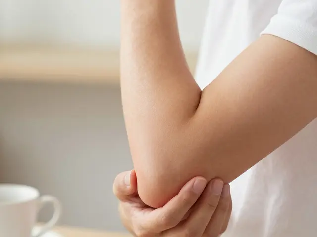 Co je tenisový loket? Příznaky, příčiny a účinné řešení tejpováním